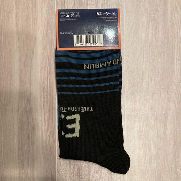 Men’s E.T. The Extra-Terrestrial Crew Length Socks - Picture 2 of 4